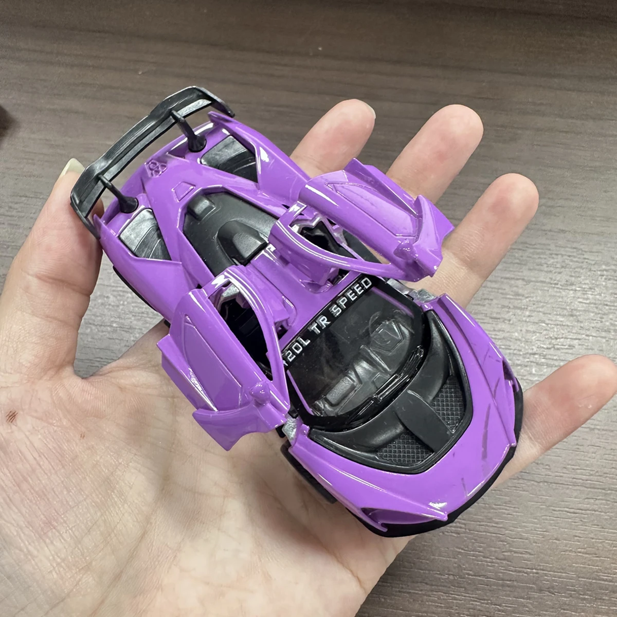 Ornamentos de modelo de carro de corrida fundidos em liga metálica que podem abrir portas e puxar para trás, presentes criativos para meninos e fãs de carros, acessórios de mesa