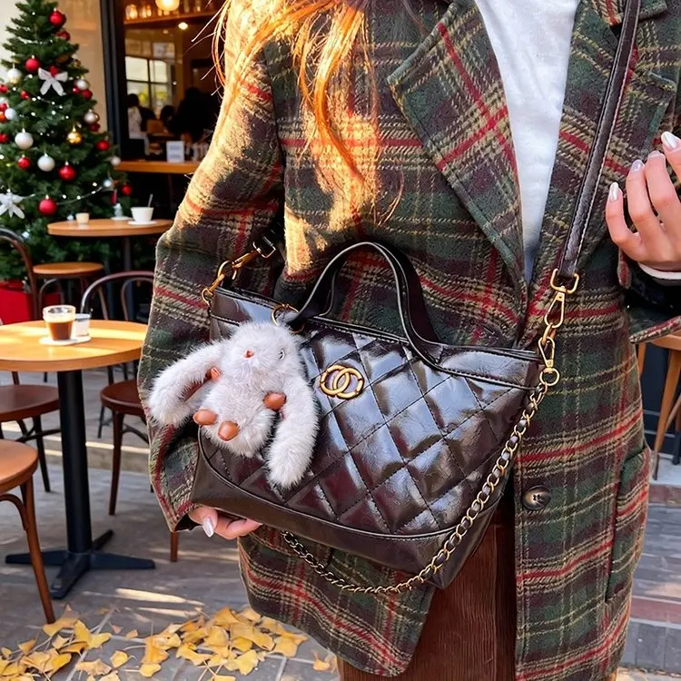 

2026 New Women's Bag, Quilted Stitching and Embroidery Pattern, Large Capacity, Top Handle and Shoulder Strap