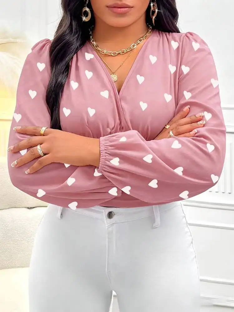 

Футболка больших размеров, весна-лето, розовая, белая, с принтом в виде сердечек, V-образный вырез, пышные длинные рукава, присборенная талия, милый повседневный топ