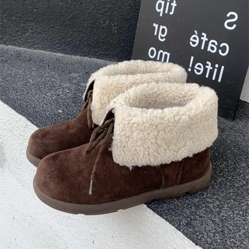 

Зимние теплые зимние ботинки из искусственной замши для женщин. Комфортные плюшевые ботильоны на шнуровке с отложным дизайном. Женские легкие нескользящие зимние ботинки на плоской подошве.