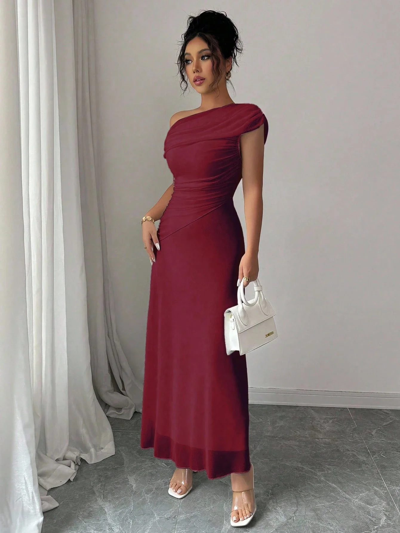 

Элегантное женское макси-платье с открытыми плечами, драпировкой, сетчатыми вставками и асимметричным вырезом