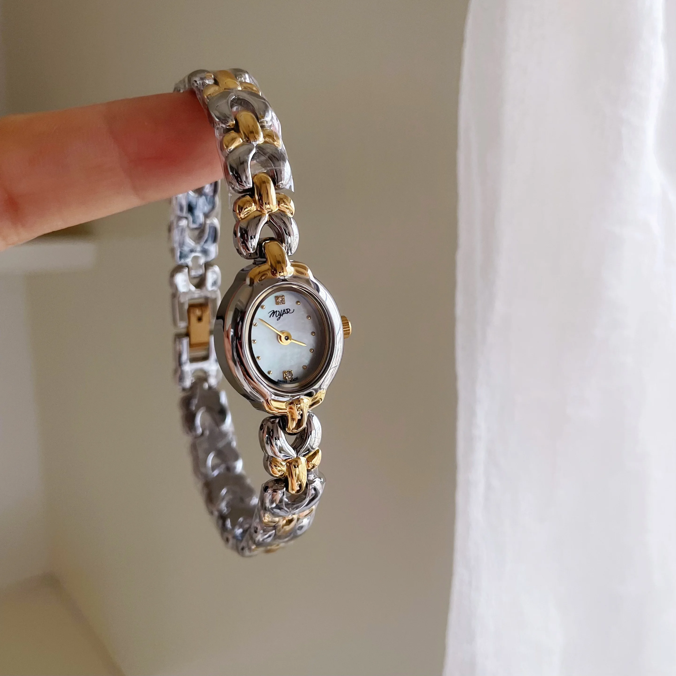 

New exquisite women's wristwatch with oval dial, gold bracelet style, simple and elegant design, perfect as a birthday gift.