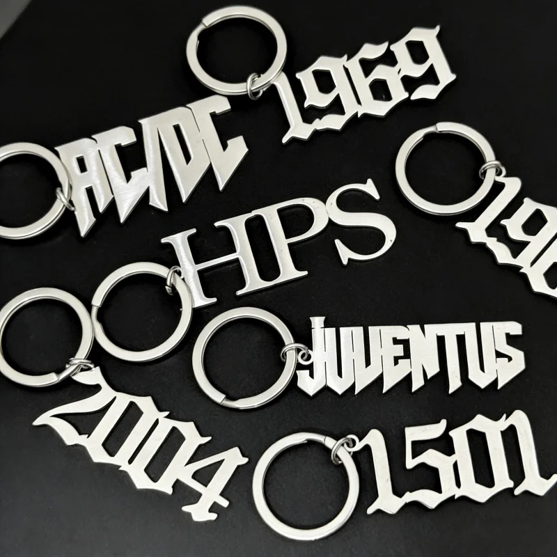 

Брелок с индивидуальным именем и номером, модный персонализированный брелок из нержавеющей стали, подарок для пары, подарок для парня, женские украшения, оптовая продажа