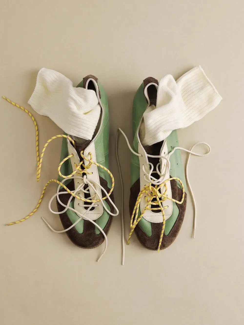 Vintage-Inspired Mixed Media Sneakers for Men Leather Spliced Suede Low-Top Shoes Gum Rubber Sole Minimalist Ins Casual Shoes