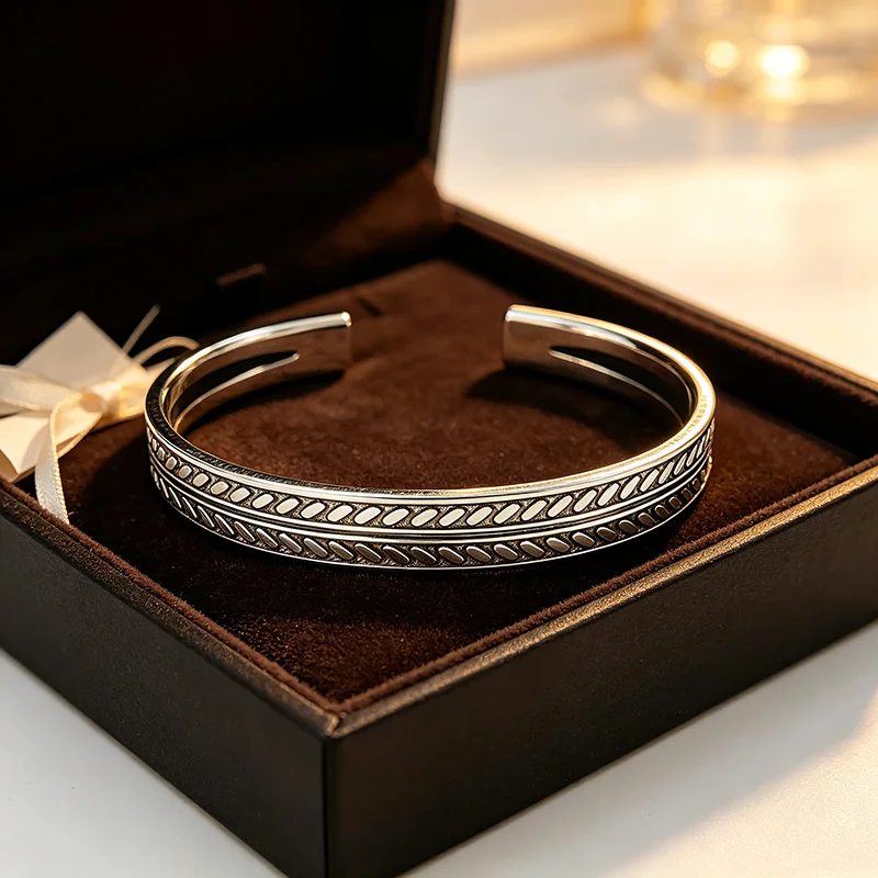Neu eingetroffen: Vintage-Armreif in Silberfarbe mit Fischmuster, handgeprägtes, unregelmäßiges Armband für Damen und Herren, Vatertagsgeschenk – Detail 6