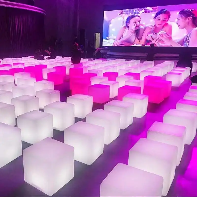 مصباح LED بلاستيكي حديث قابل للتعديل 30-50 سم تصميم مكعب متوهج ثلاثي الأبعاد كرسي بار مضيء للاستخدام المنزلي والبار والمركز