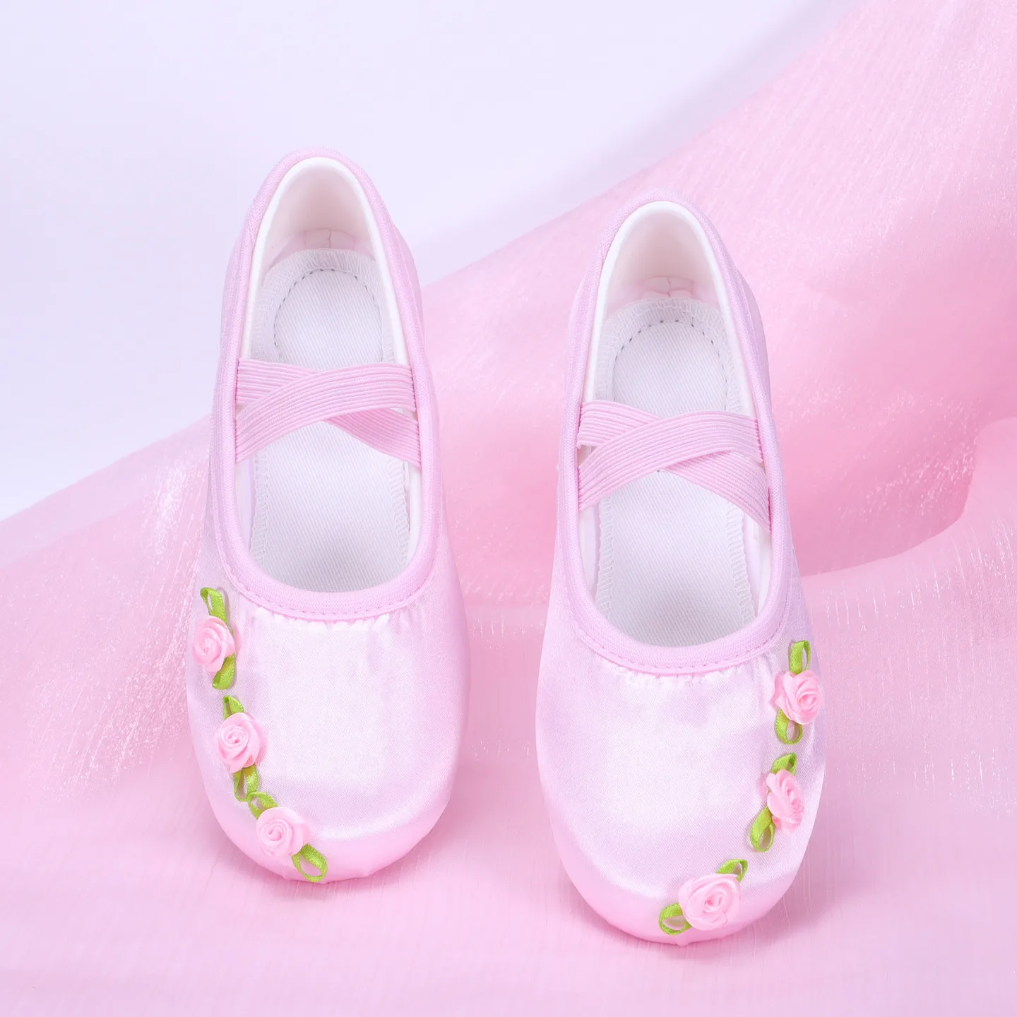 

Детская танцевальная обувь, профессиональная атласная тренировочная обувь на мягкой подошве, розовые балетки с объемным цветком, танцевальная обувь для девочек