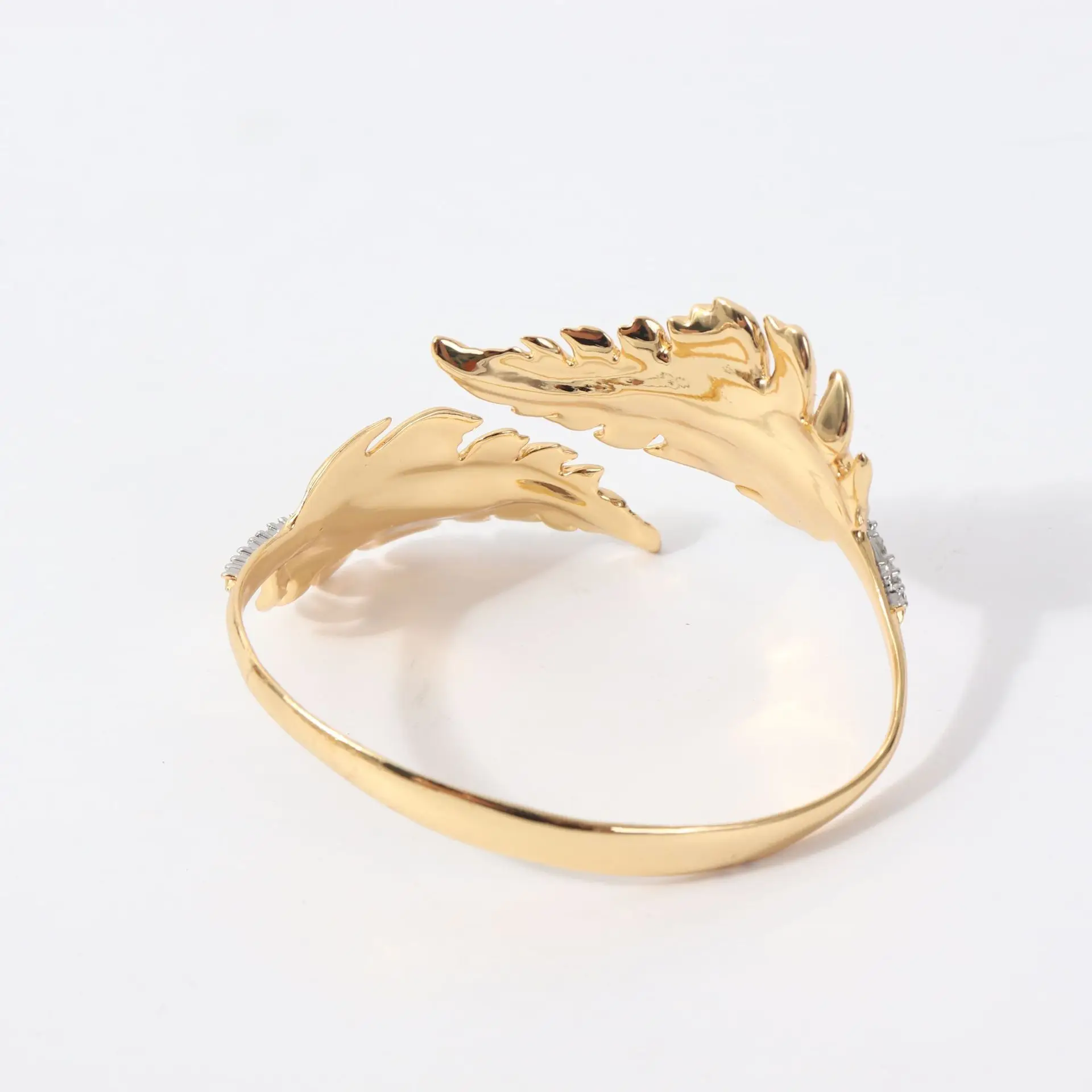 

Fashionable Gold-plated Two-color Maple Leaf Bracelet By European and American Genius Designer