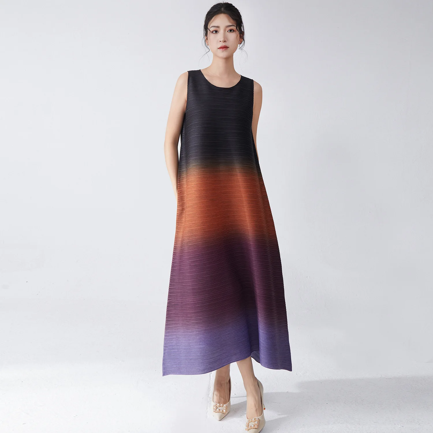 

Miyake Dress Gradient Sleeveless Dress Women Pullover Round Neck Pleated Loose Style Female Elegant Clothing 2025 Spring New