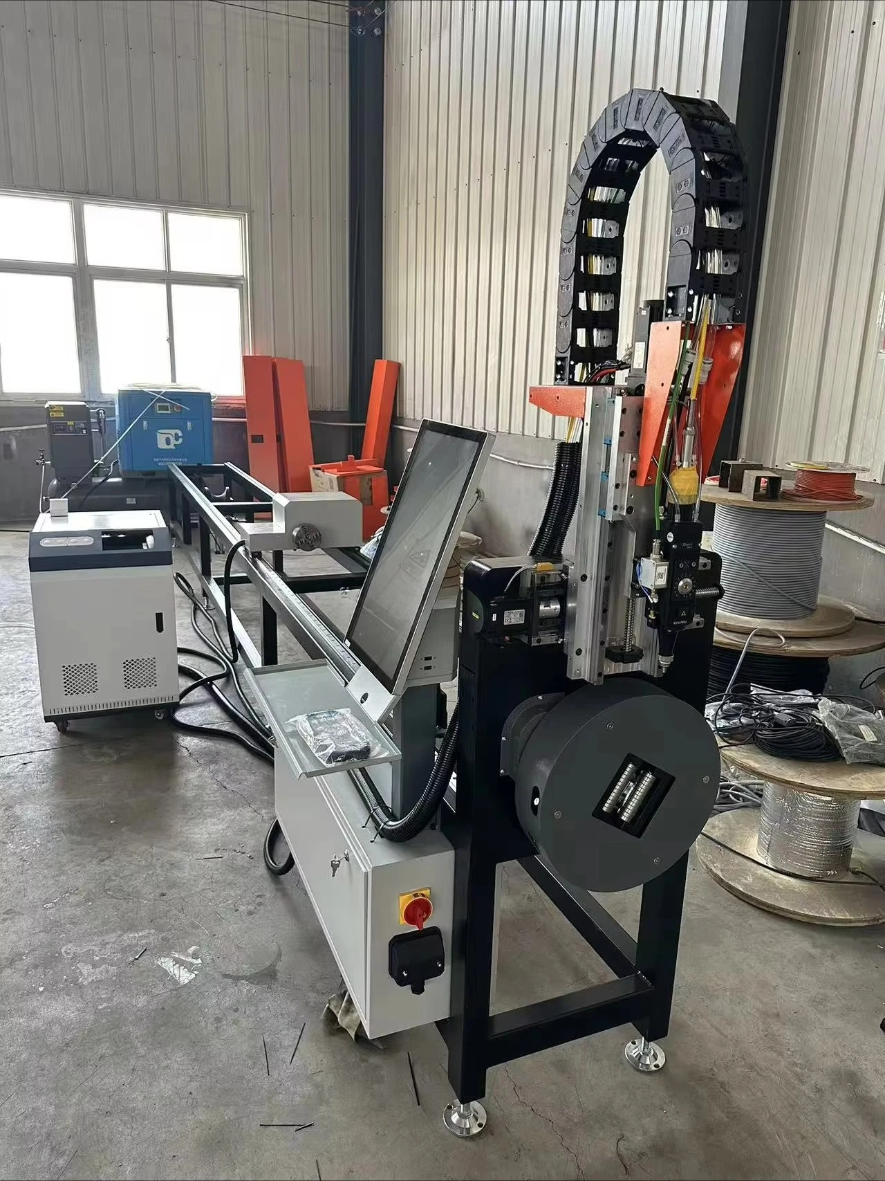 Simple Programmable  Fiber Laser Cutting Machine 1000W/1500W/2000W/3000W Air Cooling Programmable Laser Tube Cutting Machine