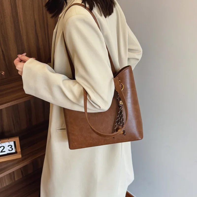 

Модная осень/зима 2025 года! Женская высококачественная большая сумка-тоут — простая стильная сумка через плечо для поездок на работу