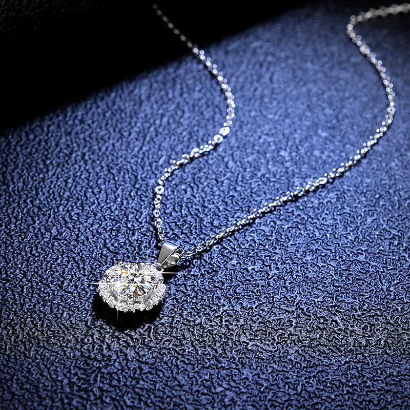 Lumira Fashionable Plum Blossom Pendant Platinum PT950 Necklace 1 Carat Moissanite Flower Necklace for Women Holiday Gifts