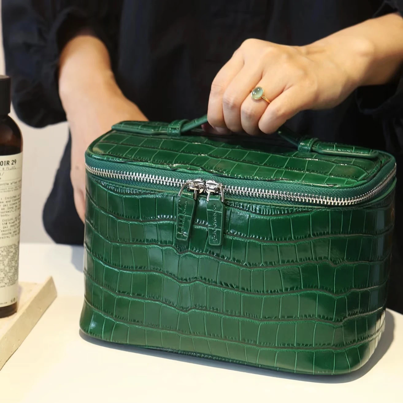 

Cowhide crocodile pattern women's hand-held toiletry bag 2025 classic vintage large capacity portable travel storage makeup bag