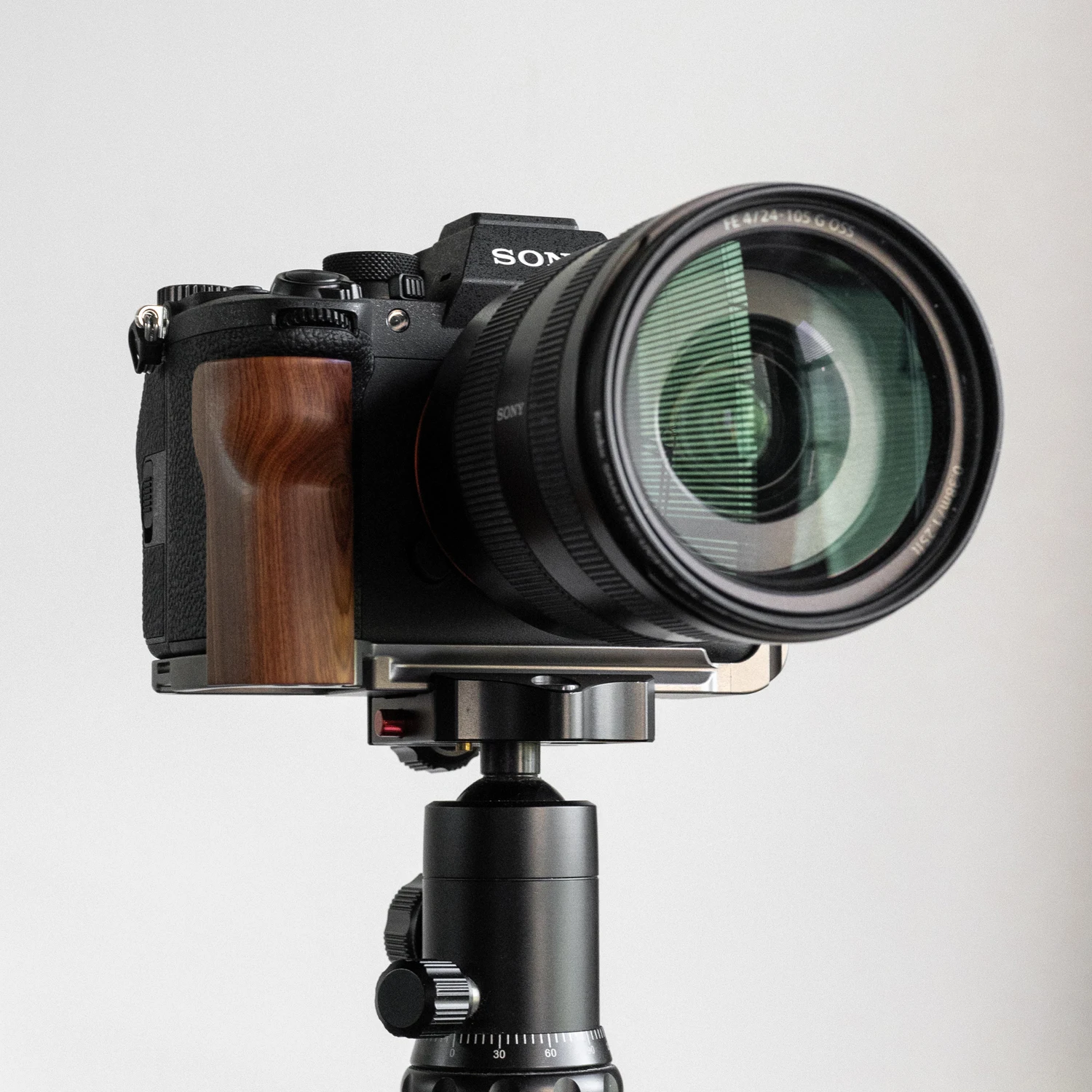 YUWOOD für Sony A7R5 / A7M4 Kamera-Cage mit Holzgriff und integrierter Schnellwechselplatte für Arca-Swiss Cage Rig Kit – Detail 37