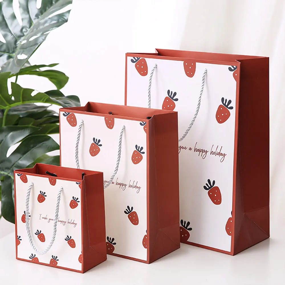 

10pcs/Lot Strawberry Pattern Jewelry Paper hand bag For Family Birthday Christmas Fashion Anniversary Valentines Day Packing Bag