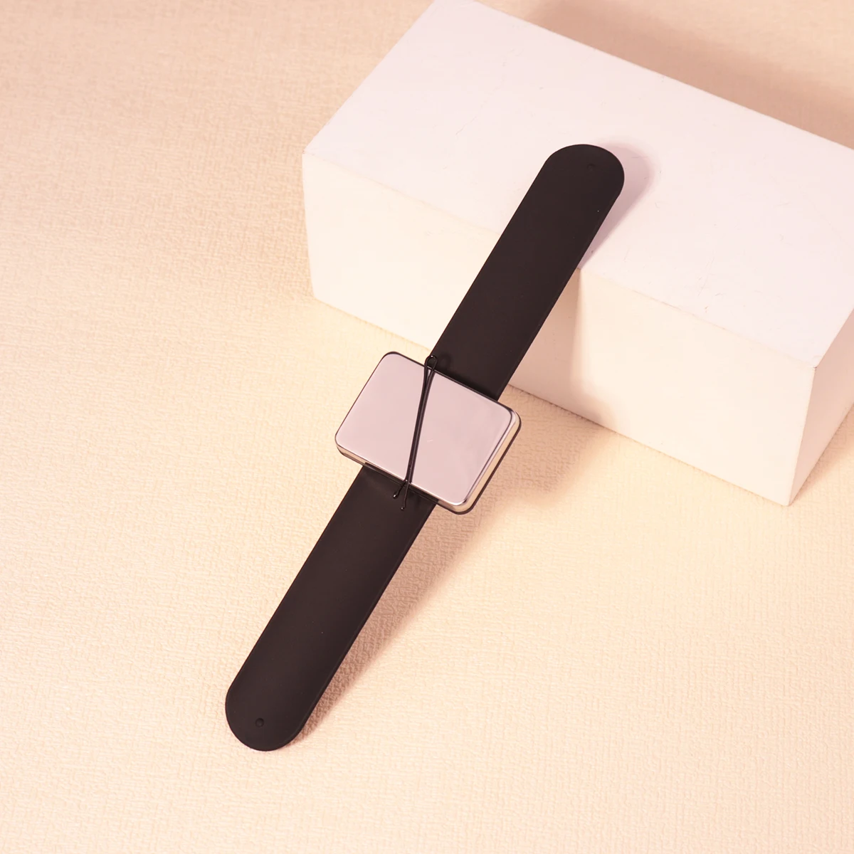 

Multi functional magnetic silicone wristband, fixed hairdressing tools, suitable for stylists Special for real hair wigs