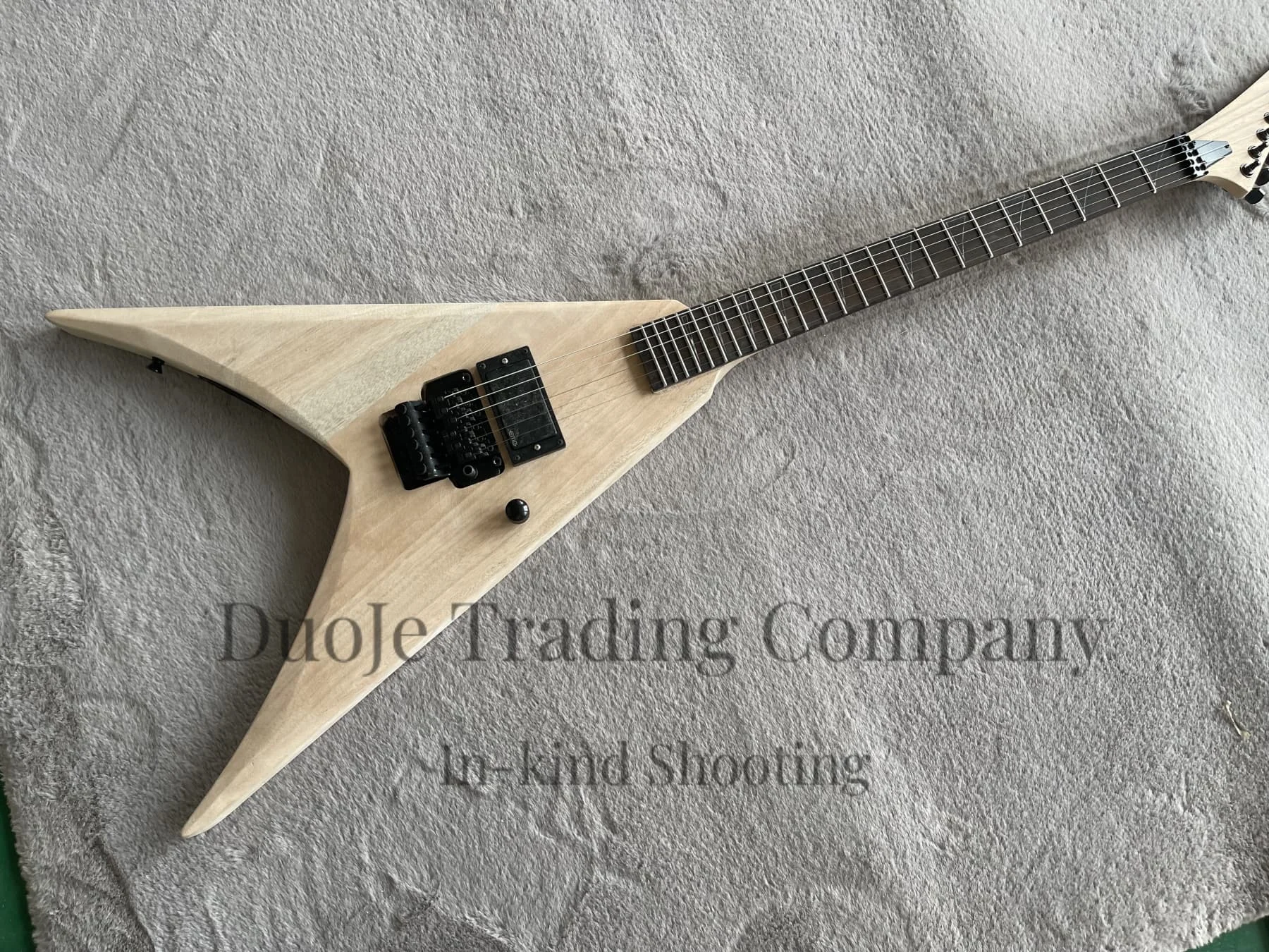 Personalizado de fábrica, guitarra sin pintar, puente trémolo, afinador negro, cuerpo de madera maciza, diapasón de palisandro, pastilla cerrada