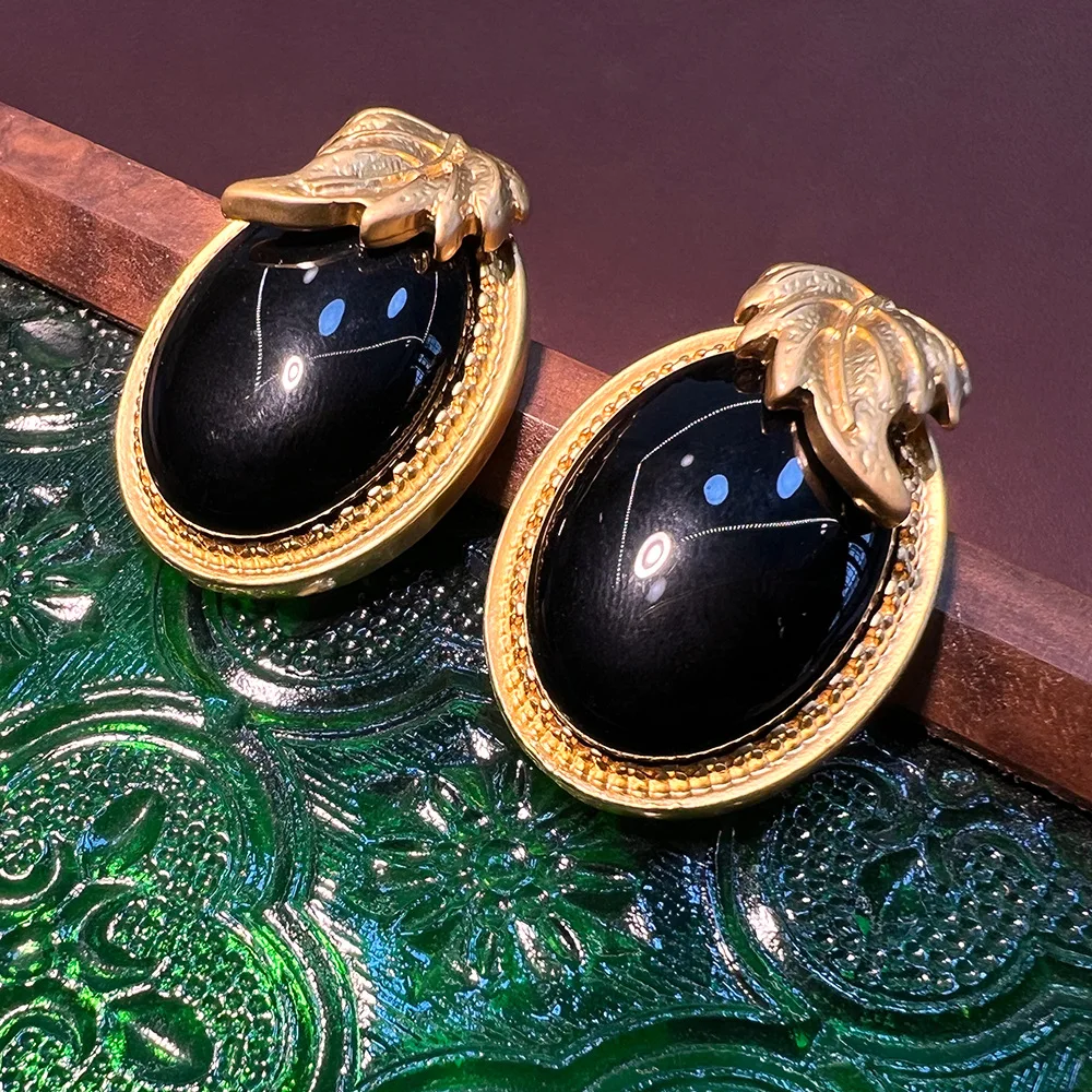

Серьги-гвоздики в средневековом винтажном стиле из обсидиана, овальные, с медным покрытием, из настоящего золота, изысканные, осенне-зимние, черные, золотые, премиум-класса.