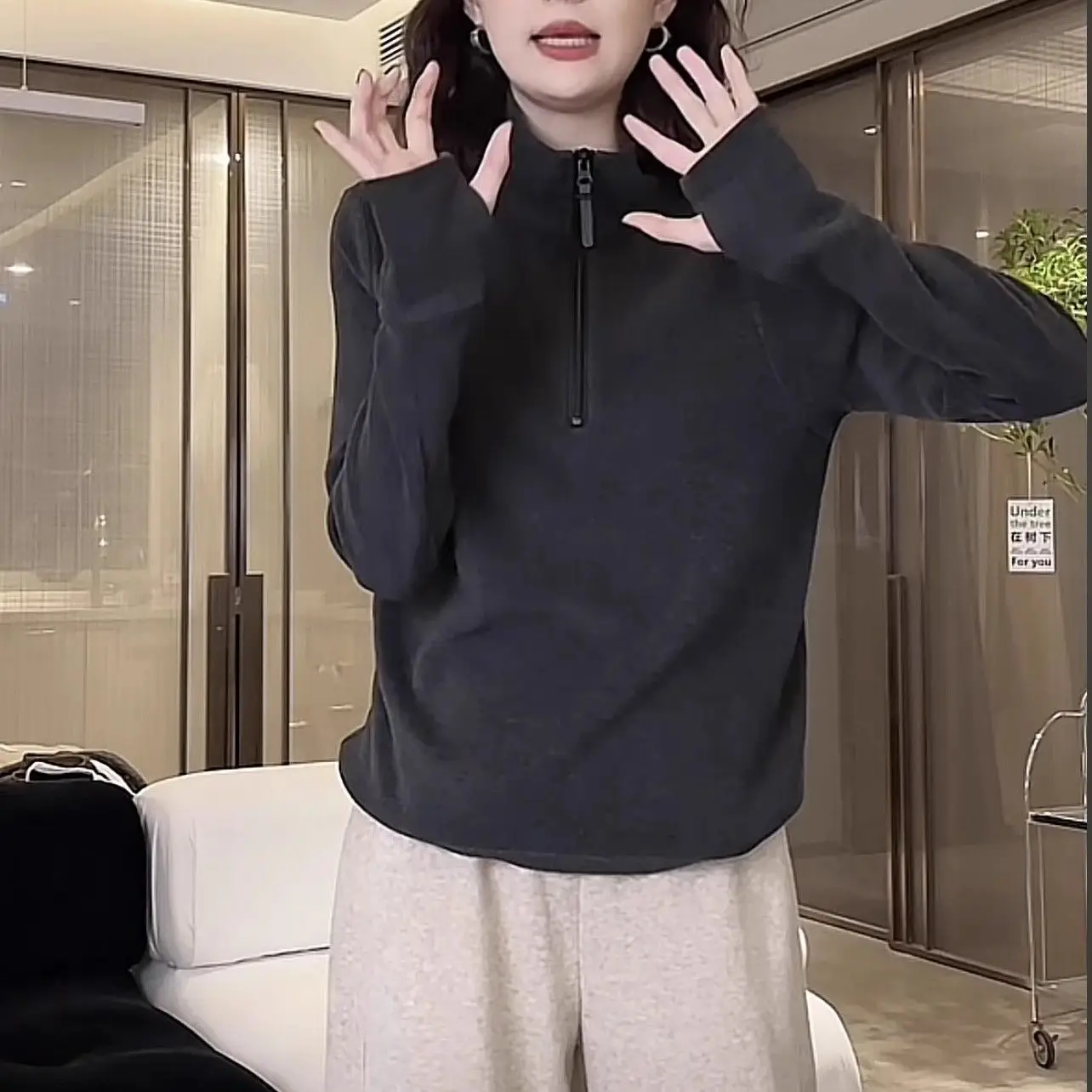 女性用 クロップドスウェットシャツ 冬服 美学 大人向け ニュートラル フロッキング加工 耐摩耗性 ゆったりとした遊び心のあるイン ストリートスタイル