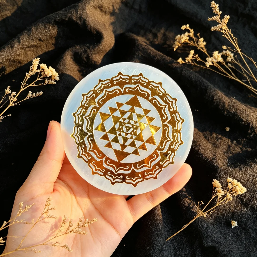 1 pièce Disque de sélénite blanc avec Sri Yantra doré, Décoration d'intérieur, Protection de la maison, Grille de cristal, Nettoyage énergétique, Disque rond satiné