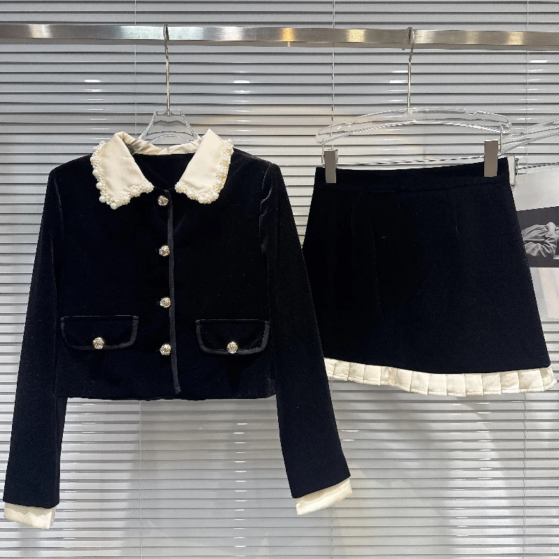 

Зима 2025 года, новинка, короткое пальто с жемчужным кукольным вырезом для ногтей + короткая юбка, бархатный комплект, женский маленький ароматный стиль, милый комплект из двух предметов