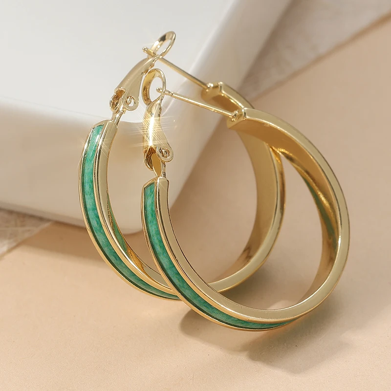 Klassische goldfarbene Metall-Creolen mit rundem Paste-Grünmuster für Damen-Accessoires