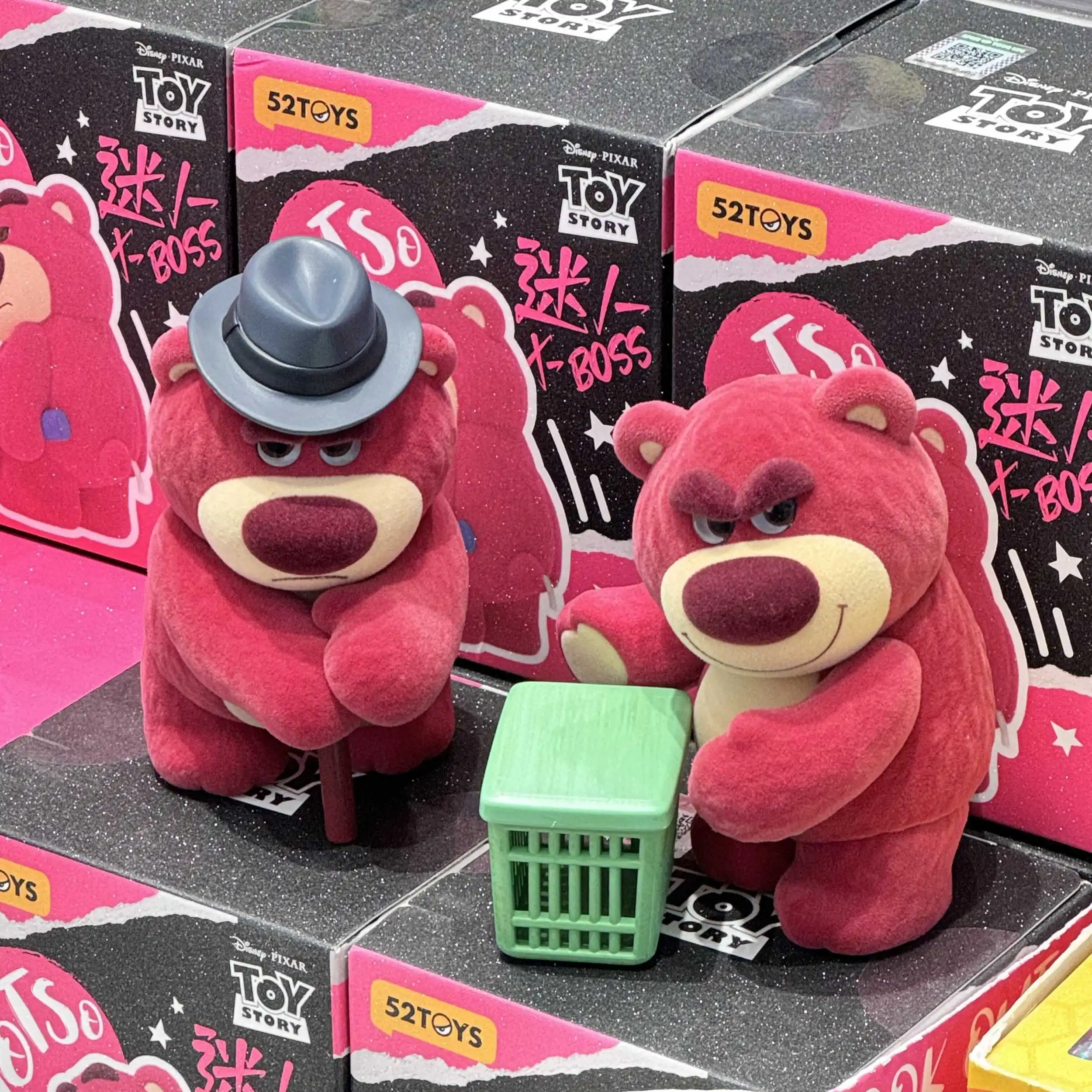 Oso de fresa encantador guía de gran jefe tres generaciones de figuras juguetes de moda adornos flocados periféricos regalo