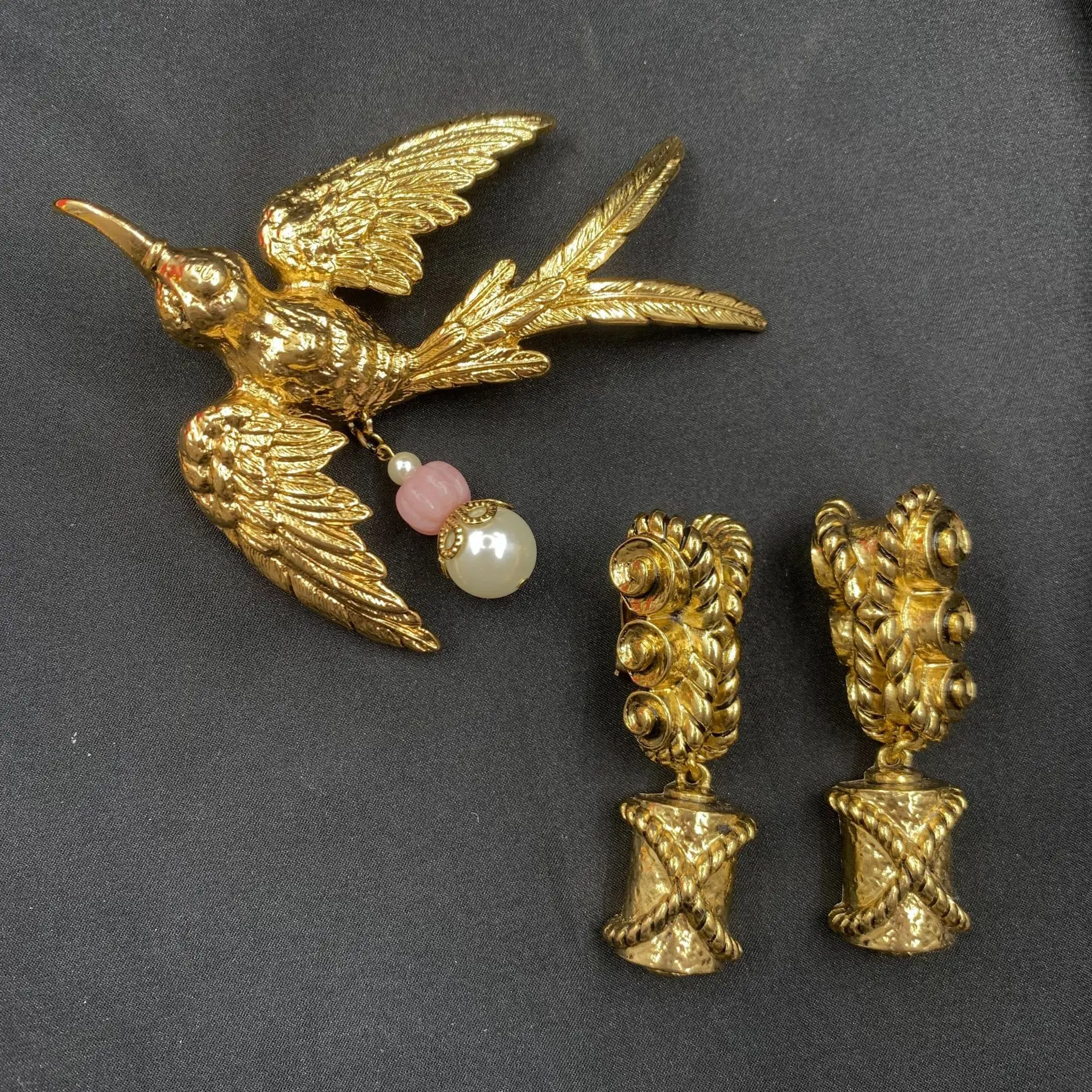 

Qingdao Medieval Retro Earrings Brooch Cross-border Foreign Trade High-end Earrings Animal Brooch