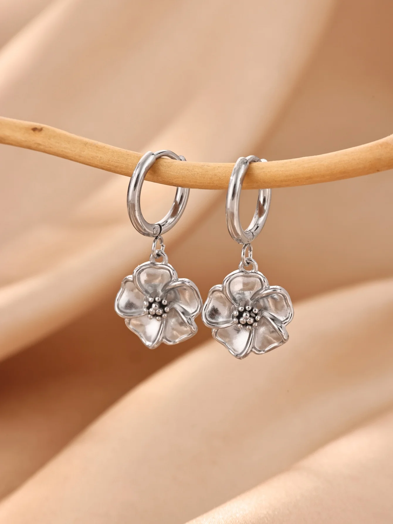 Silberfarbene Edelstahl-Blumen-Ohrringe für Damen, elegante florale Creolen, hängende Ohrringe, Piercing-Schmuck, Geschenk – Detail 4