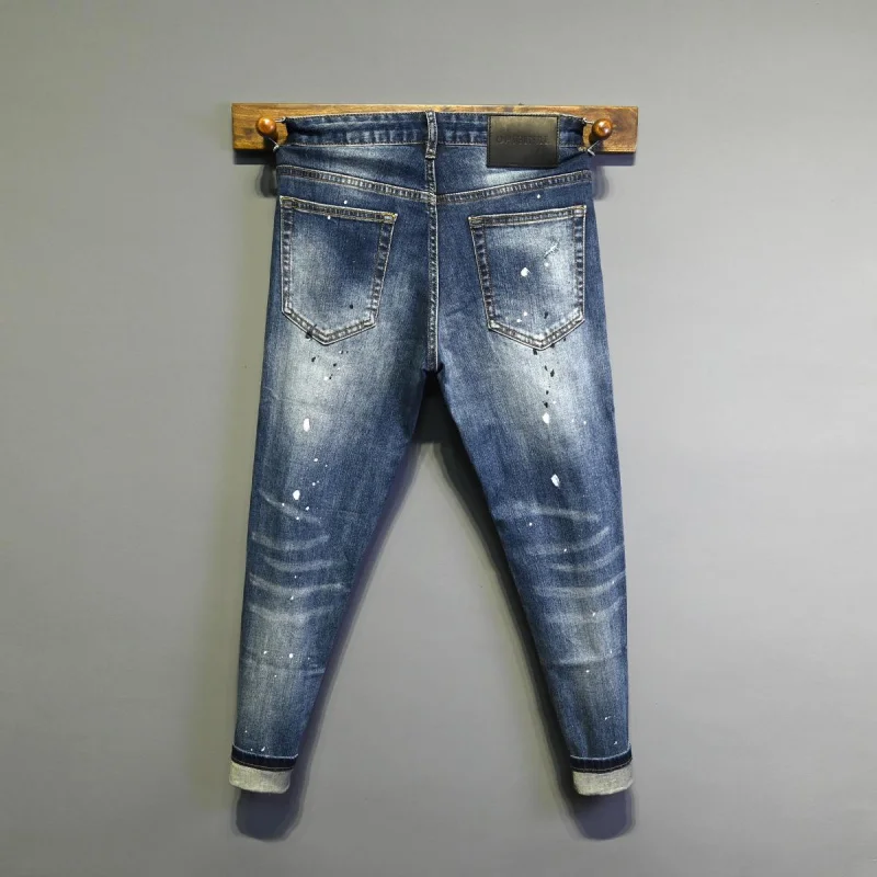 جينز رجالي جديد ربيعي 2025 رقعة ثقب كلاسيكية للتنحيف قدم صغيرة موضة الشارع سراويل جينز عصرية