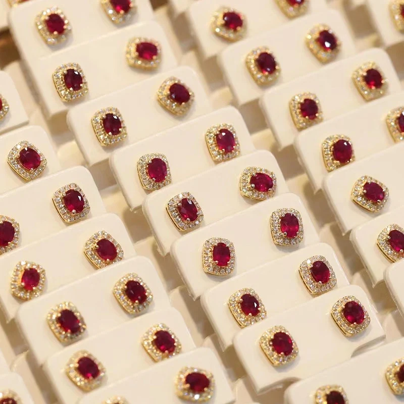 Huitan Fashion Red Cubic Zirconia Kolczyki sztyfty Luksusowe ślubne akcesoria do uszu w kolorze złotym dla kobiet Wszechstronna biżuteria Hurtownia — zdjęcie 4