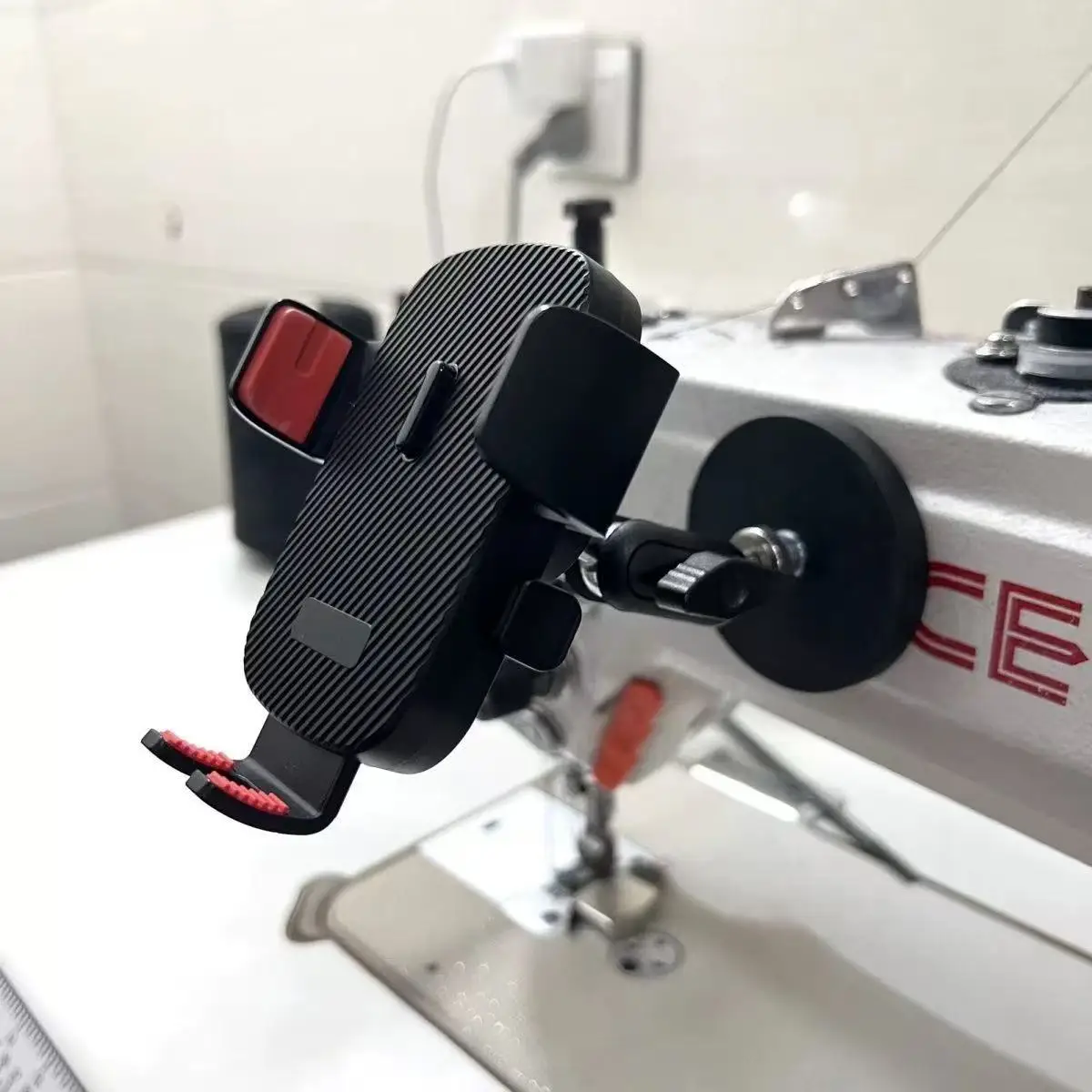 

Universal Joint Angle Adjustable Shockproof Sewing Machine Strong Magnet Mobile Phone Holder for Outdoor Iron Fixation