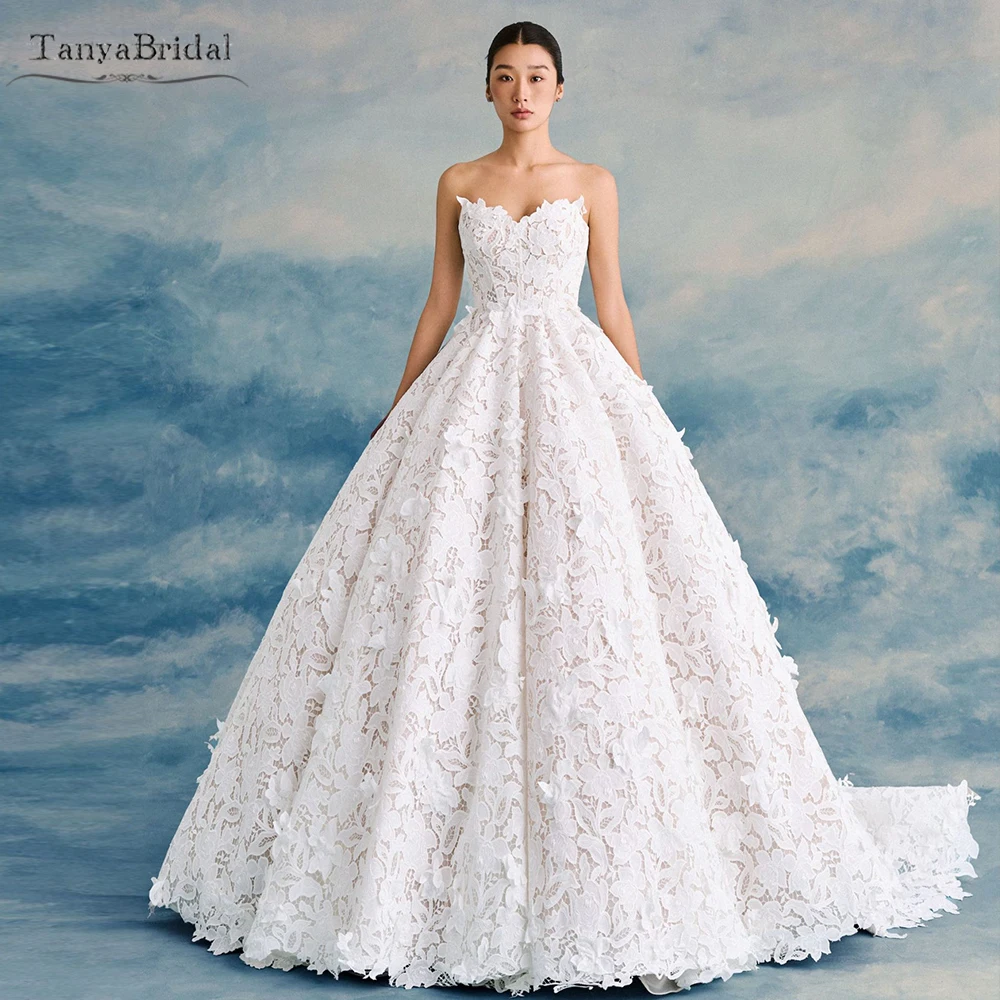 Sweetheart Lace Wedding Ball Gown With Train ,Classical Bridal Dress  Chic DW1004