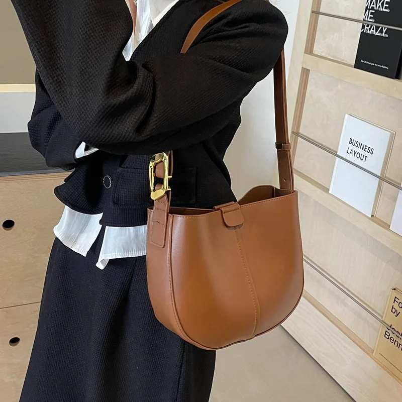 2024 new fashion retro commuter niche premium texture shoulder crossbody half round saddle bag