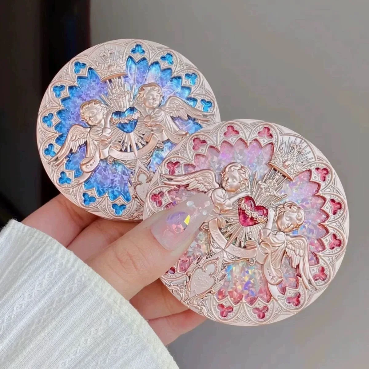 フラワーノウズメイクアップハイライトは、水を自然に明るくし、立体的な感触を与えるフェイスパウダーです。