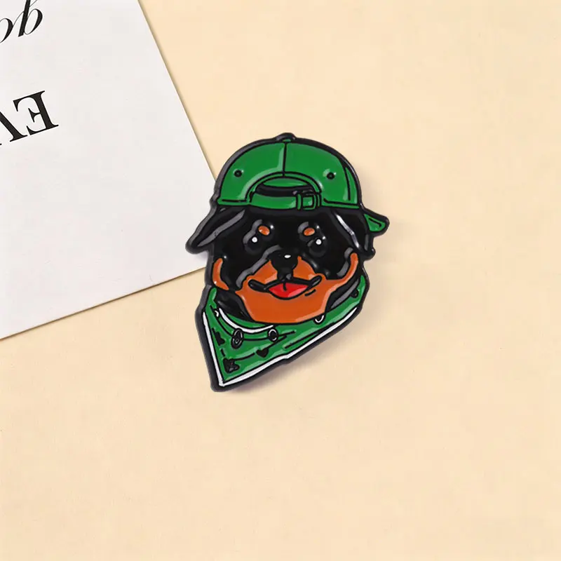 Lustiges Rottweiler-Emaille-Abzeichen Hund mit grüner Mütze Street-Style-Pin Legierungs-Brosche Schmuckgeschenke für Tierliebhaber – Detail 5