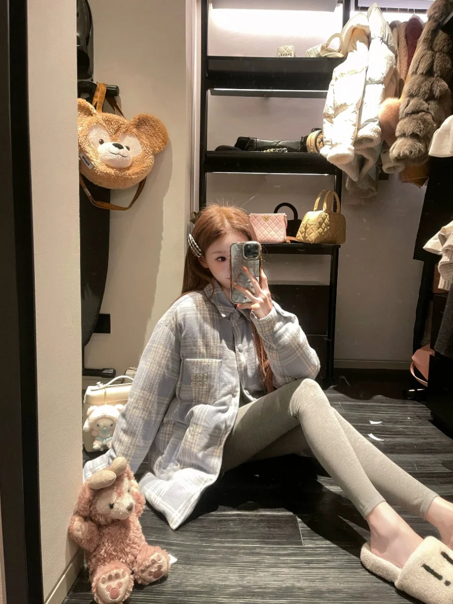 

Женское стеганое пуховое пальто MiuBao Jaet Coolline Linzi в клетку с небольшим воротником молочно-синего цвета, длина Sle ort