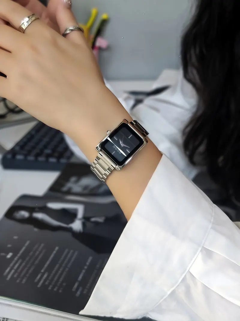 

New Women'S Watch, Vintage Style, Square Shape, High-End Feel, Fashionable And Simple Design, Large Dial, Stainless Steel Strap.