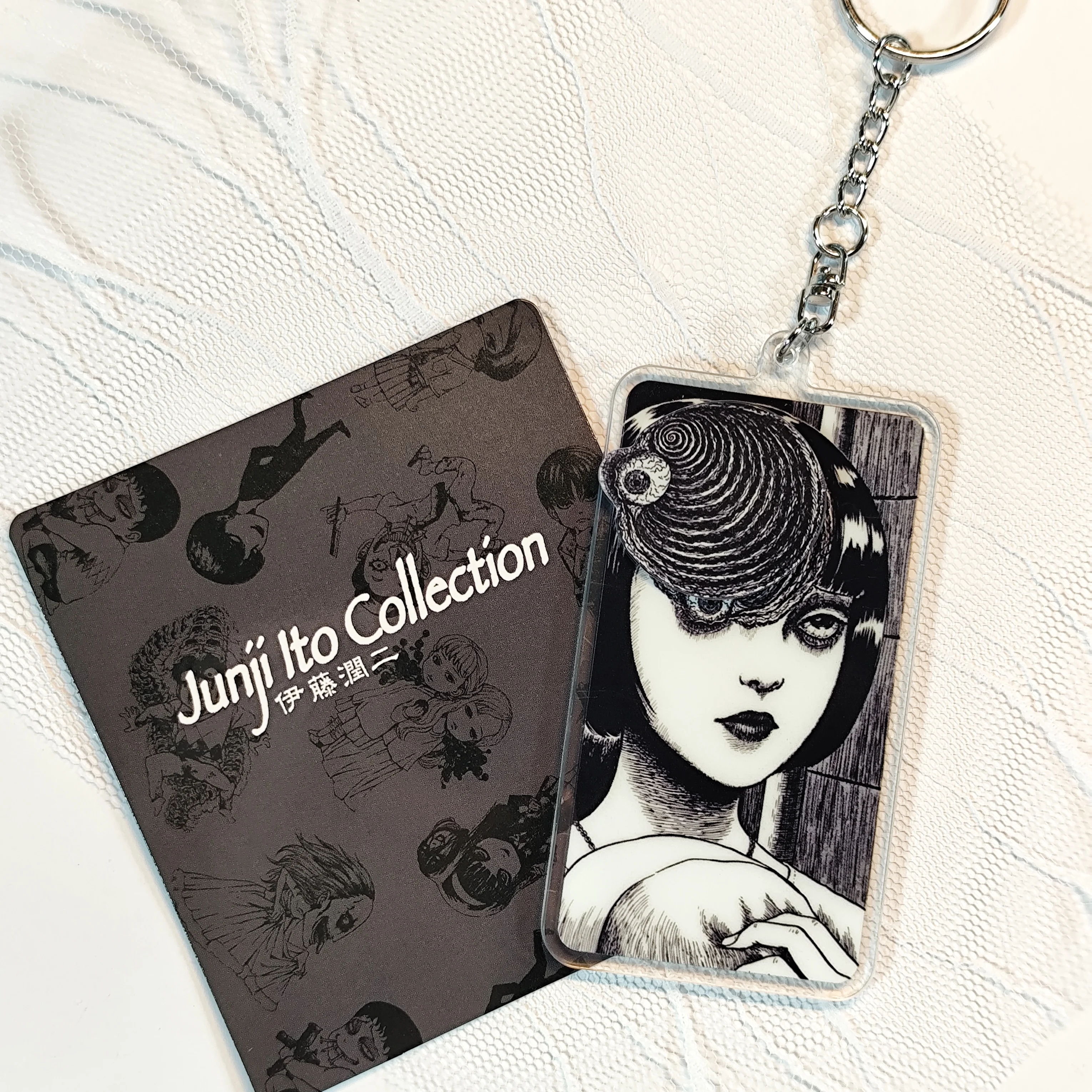 هذه سلسلة مفاتيح مجموعة Junji Ito. يتميز بفن أيقوني، يُظهر شخصيةًا من مانغا الرعب.