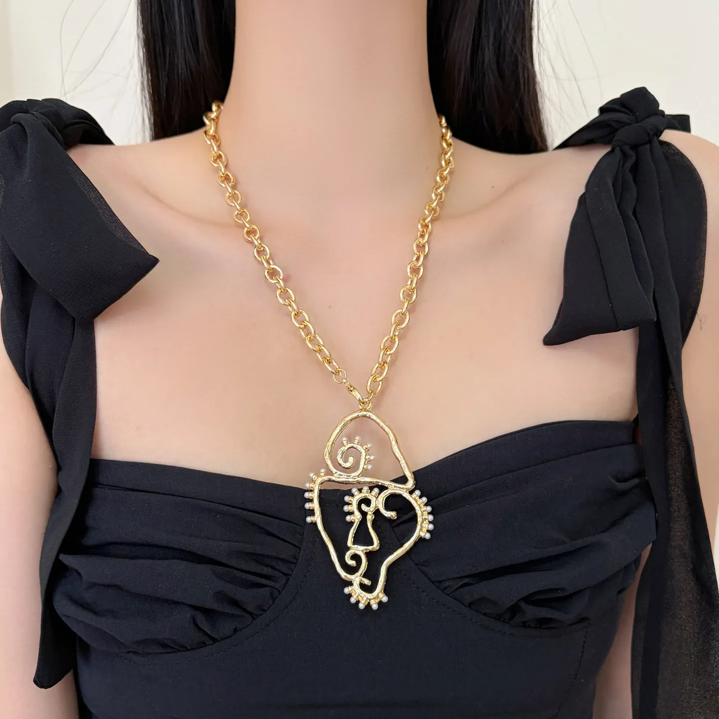 

Vintage Gold Tone Keyhole Design Pearl Necklace For Women Luxury Minimalist Clavicle Necklace Fashion Jewelry