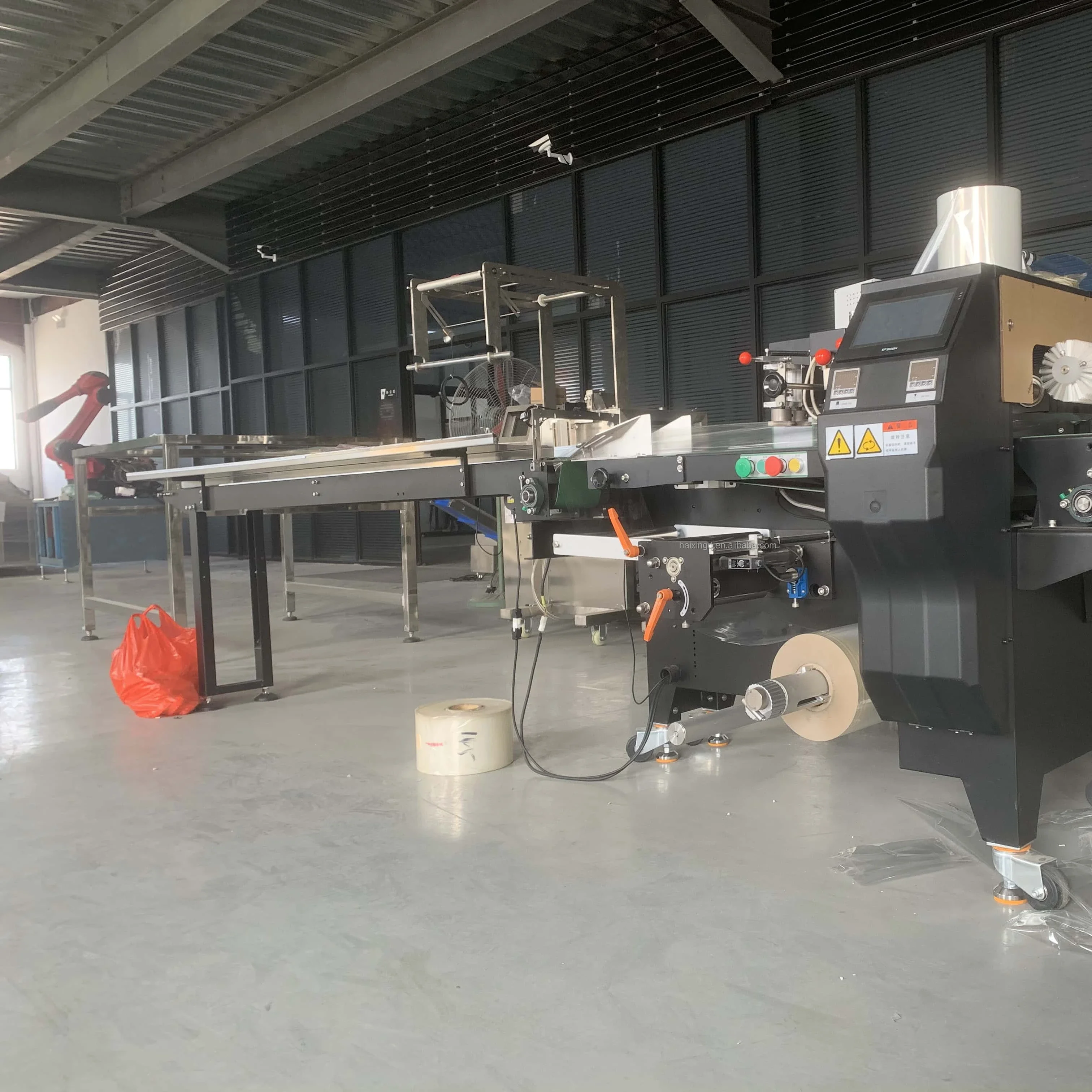 High Speed Automatic Horizontal Wrapping Flowing Pack Soft Hard Candy Wafer Biscuit Cookie Pillow Packaging Wrapping Machine