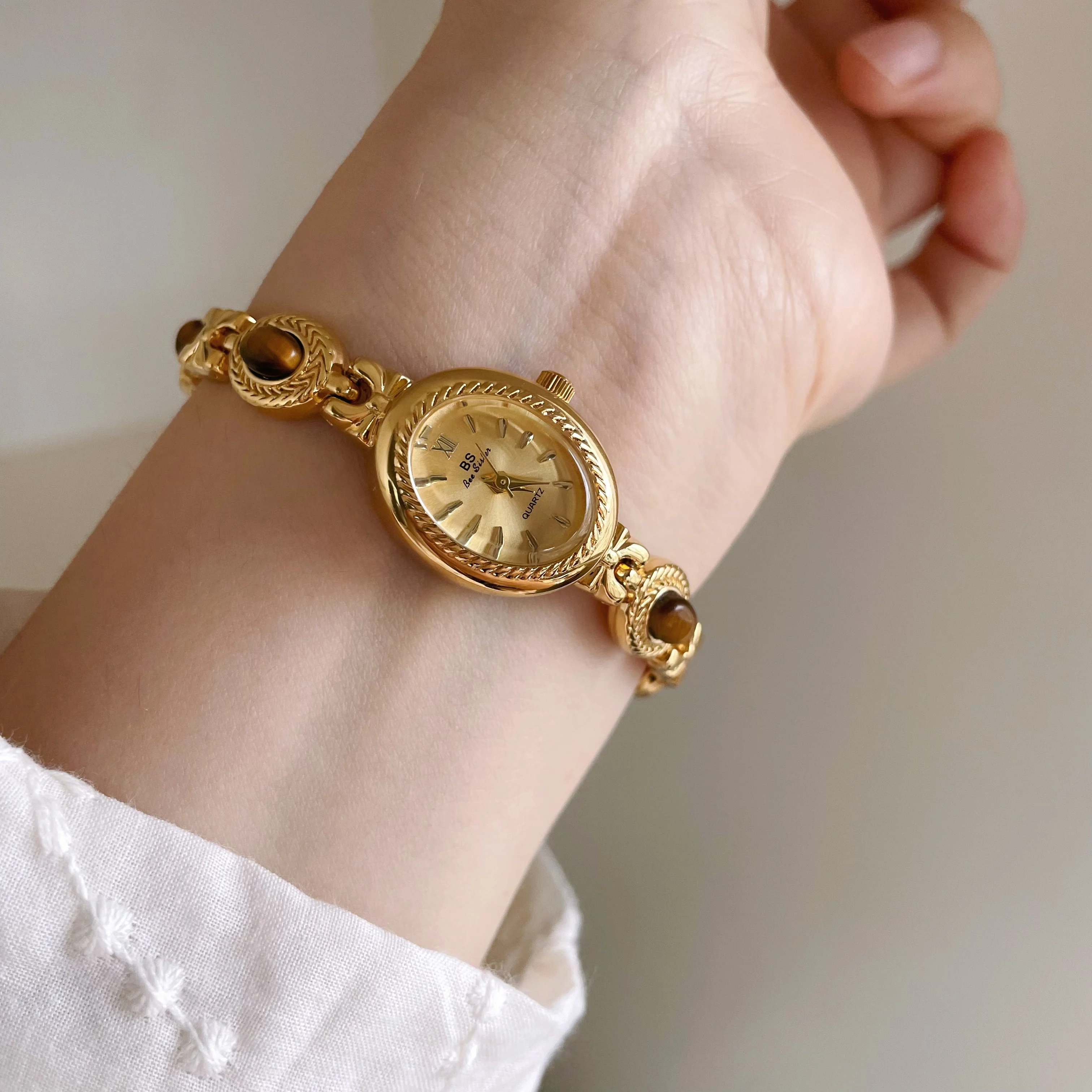 2025-nuevo-reloj-de-oro-esfera-ovalada-retro-y-exquisita-estilo-pulsera-reloj-de-mujer-simple-y-elegante-seleccion-de-alta-gama