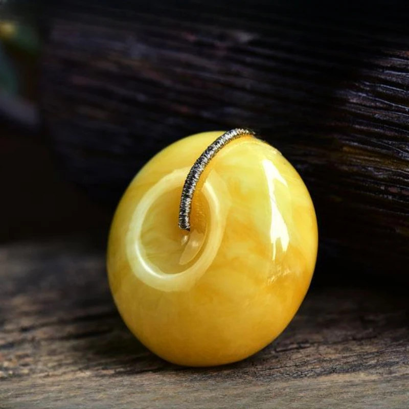 White Beeswax Buckle Chicken Oil Yellow Pendant Necklace Pendant for Men and Women.