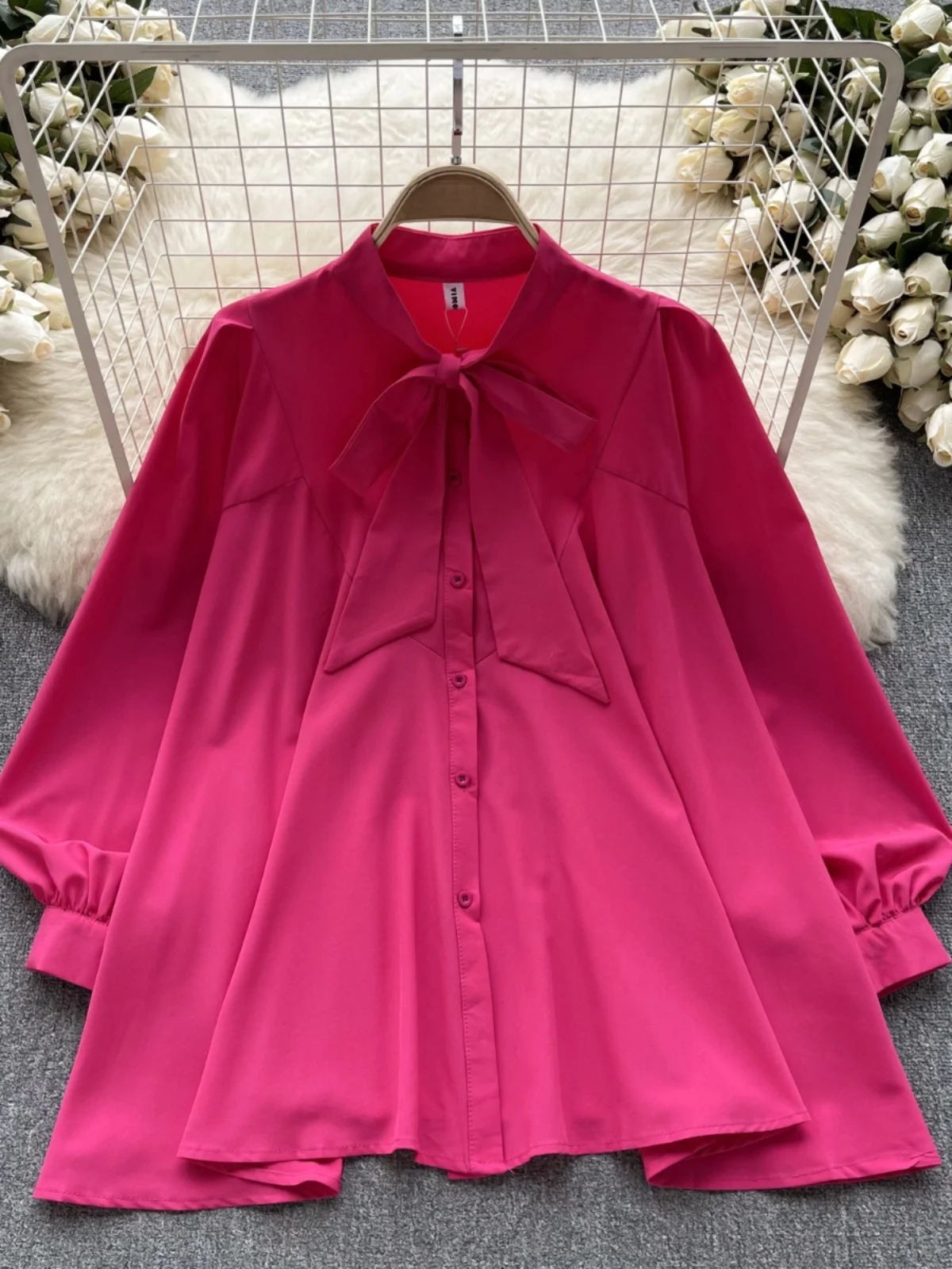 قميص نسائي بأكمام طويلة بتصميم فضفاض على الطراز الرجعي مع عقدة فراشة، قطعة علوية فائقة الأناقة بأسلوب كوري عصري للعمل #1