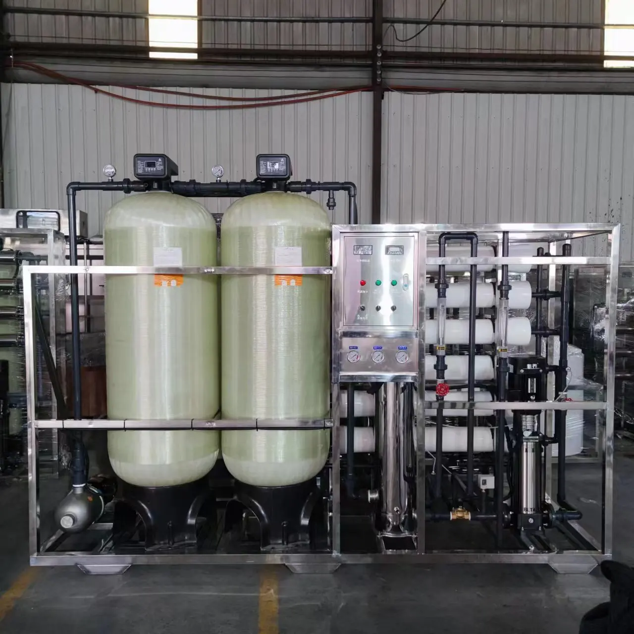 Filtre RO Durable 3000LPH SS304/UPVC, Options de pipelines, préconstruction multimédia, stérilisation à l'ozone, 380V