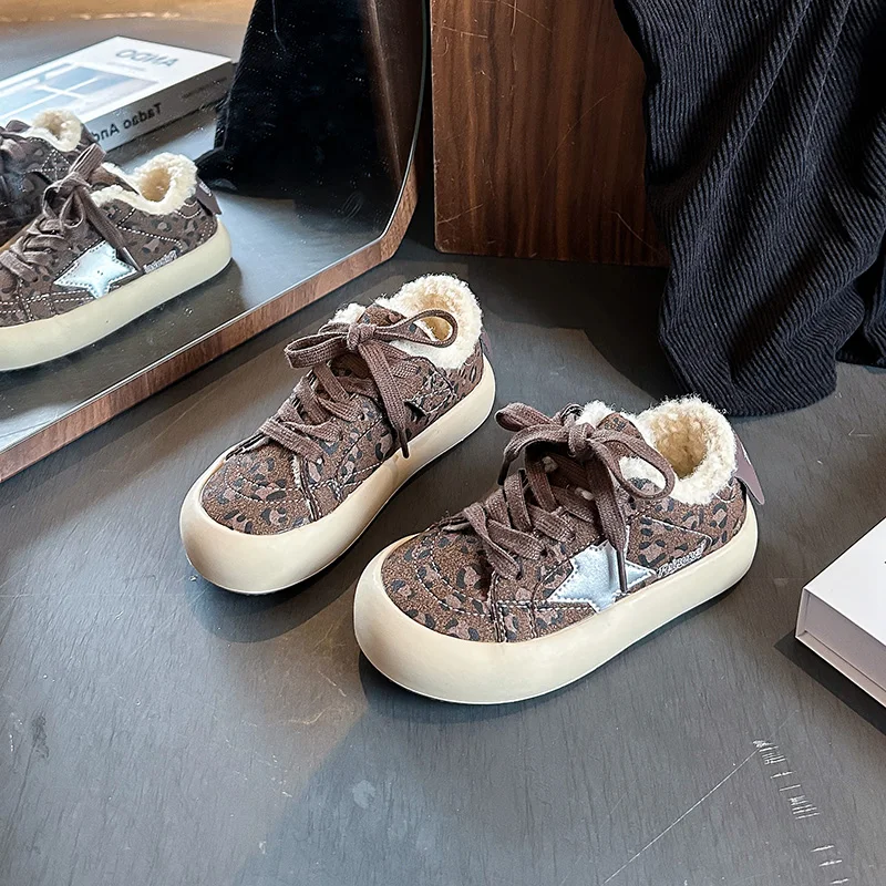 أحذية رياضية مخملية للأطفال موضة شتاء 2025 كورية نمط جديد للأولاد والبنات أحذية رياضية خارجية دافئة متعددة الاستخدامات غير قابلة للانزلاق