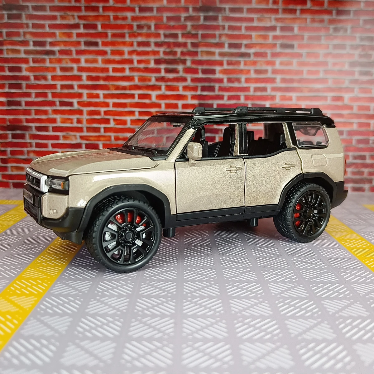 1:32 Toyota Prado 2024 liga modelo de carro ornamento, portas e capô do motor, porta-malas pode ser aberto para brinquedos infantis