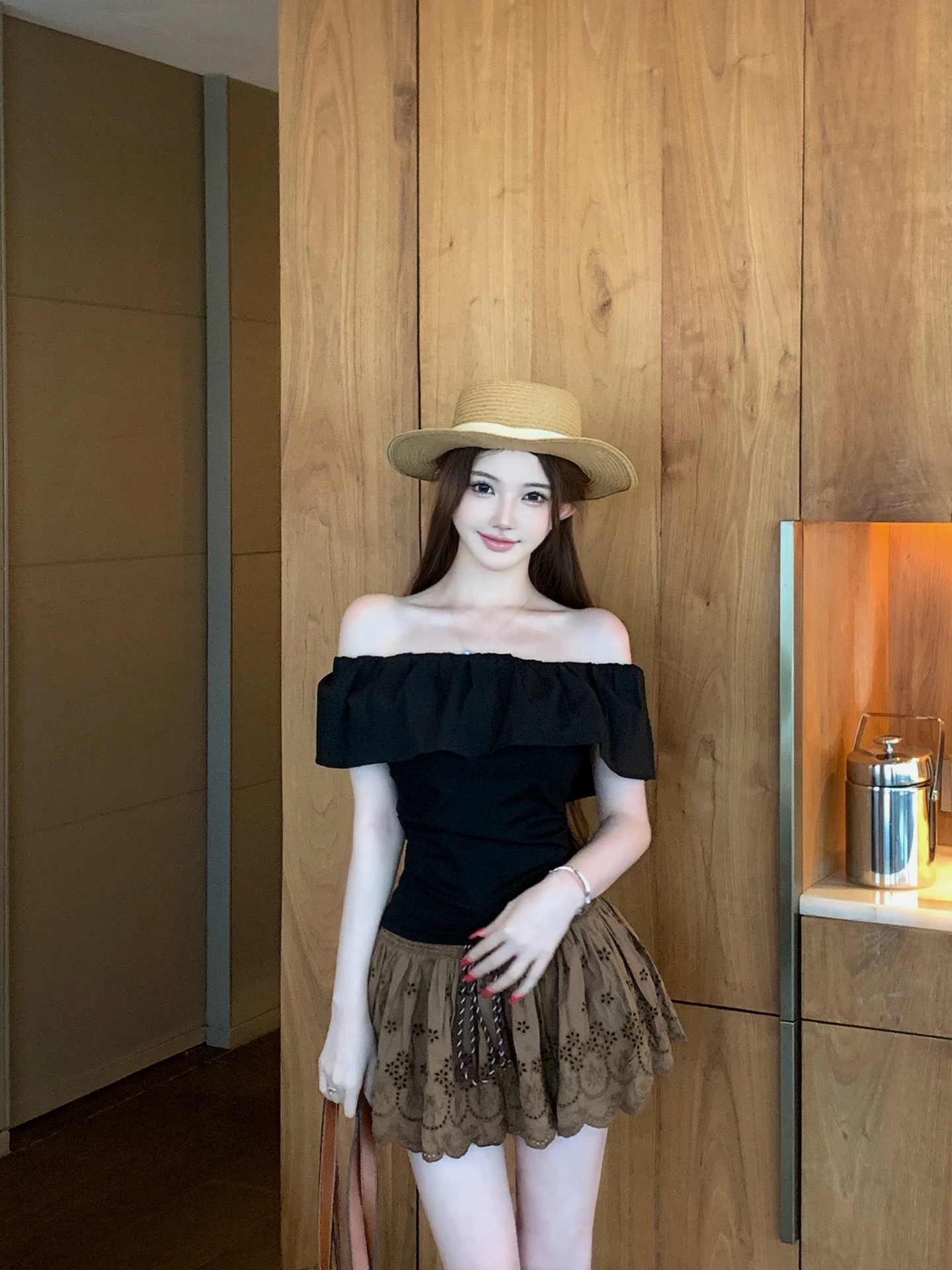 

Футболка с коротким рукавом во французском стиле, женская летняя облегающая футболка с открытыми плечами, универсальный топ, модная повседневная одежда для женщин