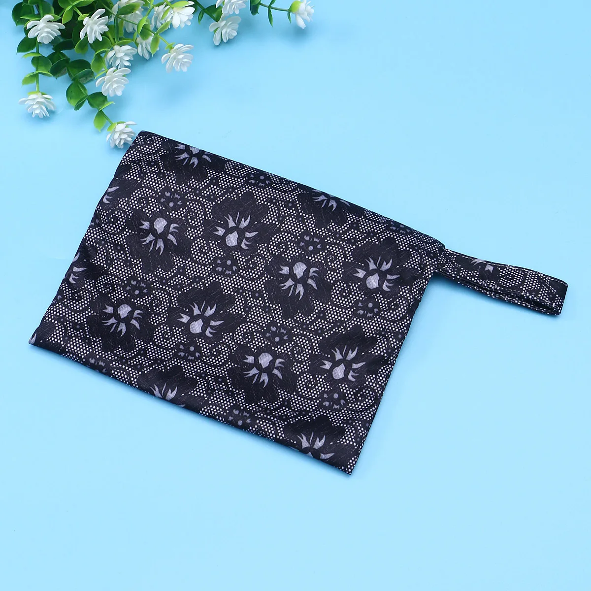 حقيبة المناشف الصحية نسيج مقاوم للماء مادة البولي يوريثان 14 × 18 سم طباعة زهور سوداء تصميم خفيف الوزن بسحاب للمشي في الهواء الطلق #2