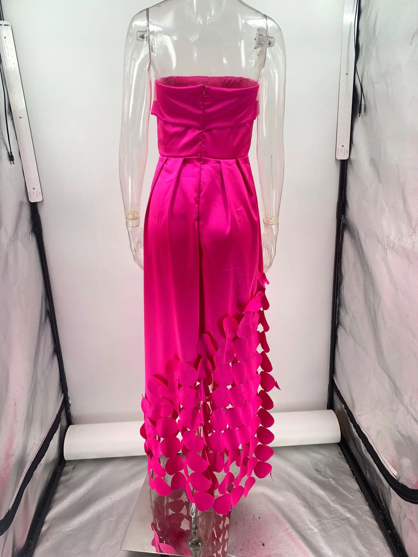 パッチワークのラウンドピースとサテンを組み合わせたセクシーなストラップレスハイウエストイブニングドレスの新デザイン